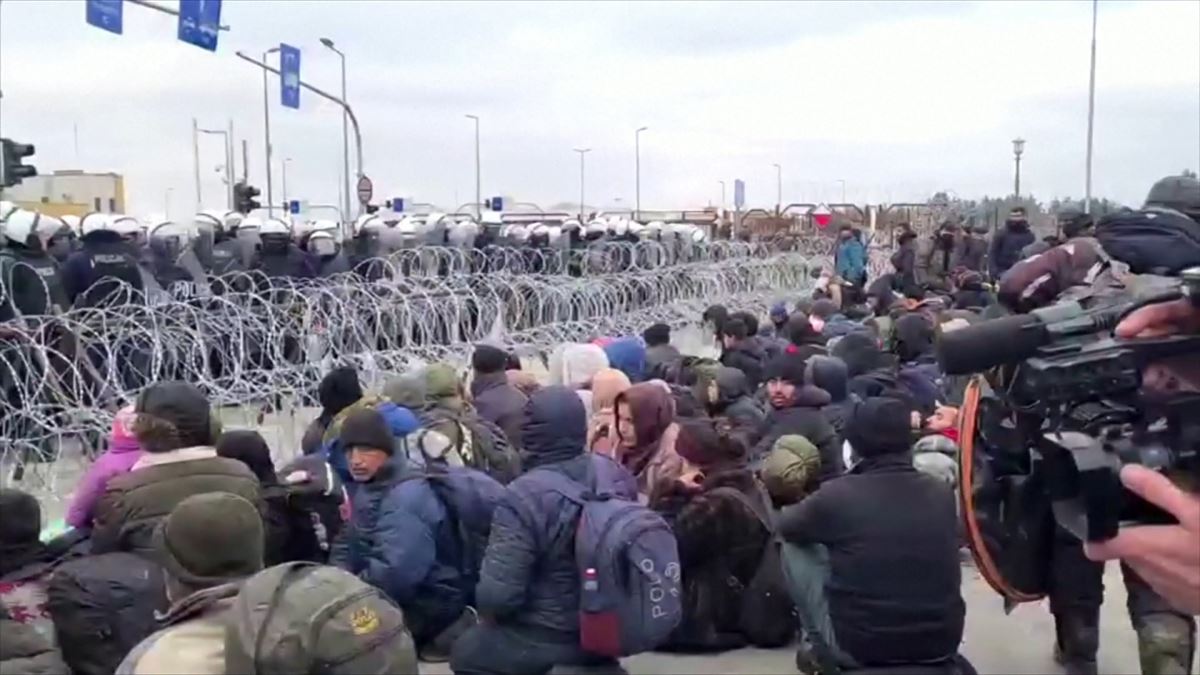 Migrantes ante la frontera polaca