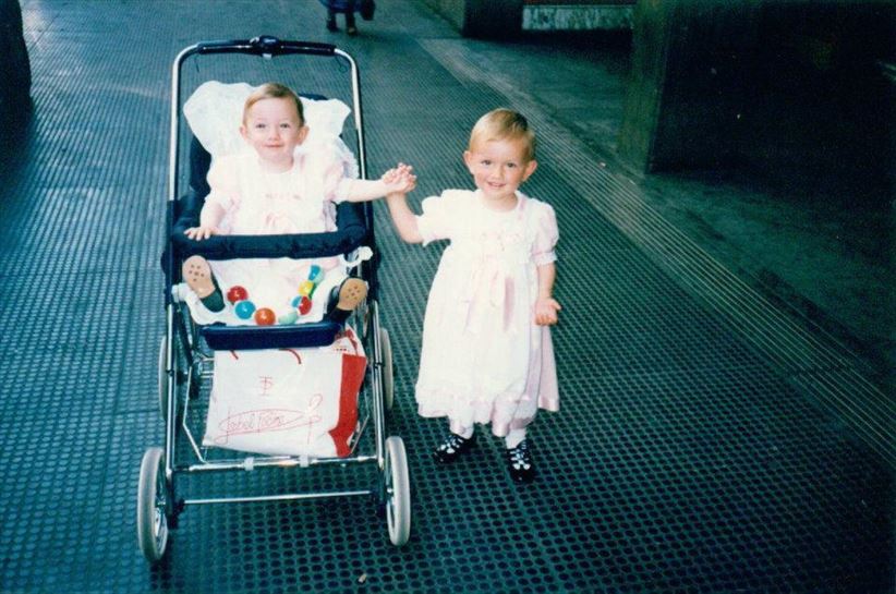Ainhoa Etxebarria con su hermana en 1993.