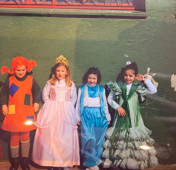 Ainhoa Etxebarria disfrazada con su cuadrilla en 1999.