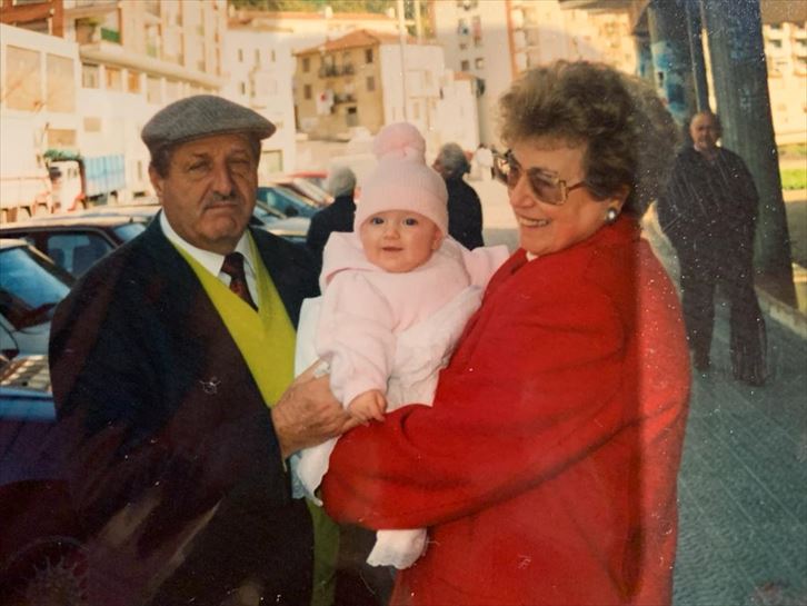 Ainhoa Etxebarria con su abuelo y abuela en 1993.
