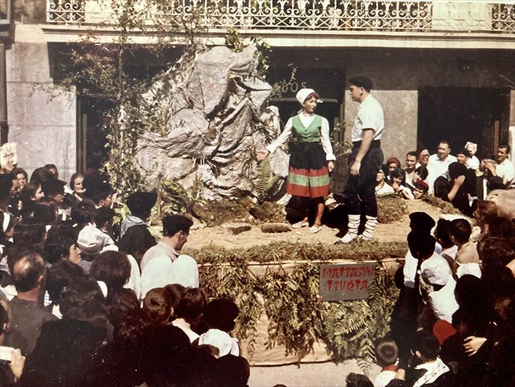 Itziar Aizpuru y la carroza ganadora en las Euskal Jaiak de Zarautz de 1964.