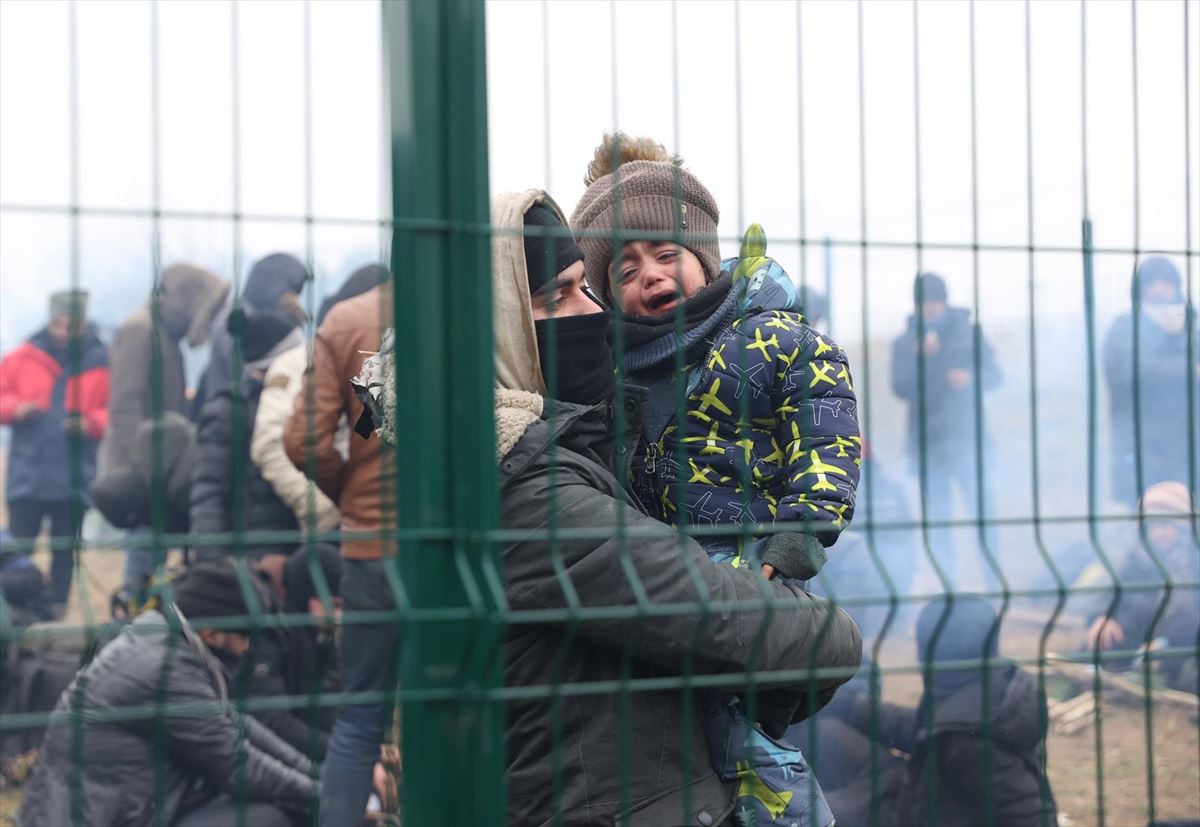Miles de migrantes esperan cruzar la frontera entre Bielorrusia y Polonia. Foto: EFE