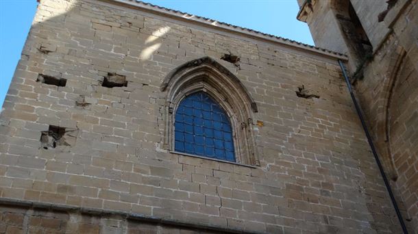 Las marcas de los cañonazos son visibles en la muralla y edificios de Laguardia. IAA