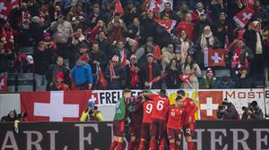 Inglaterra y Suiza se clasifican para el Mundial; Italia cae a la repesca