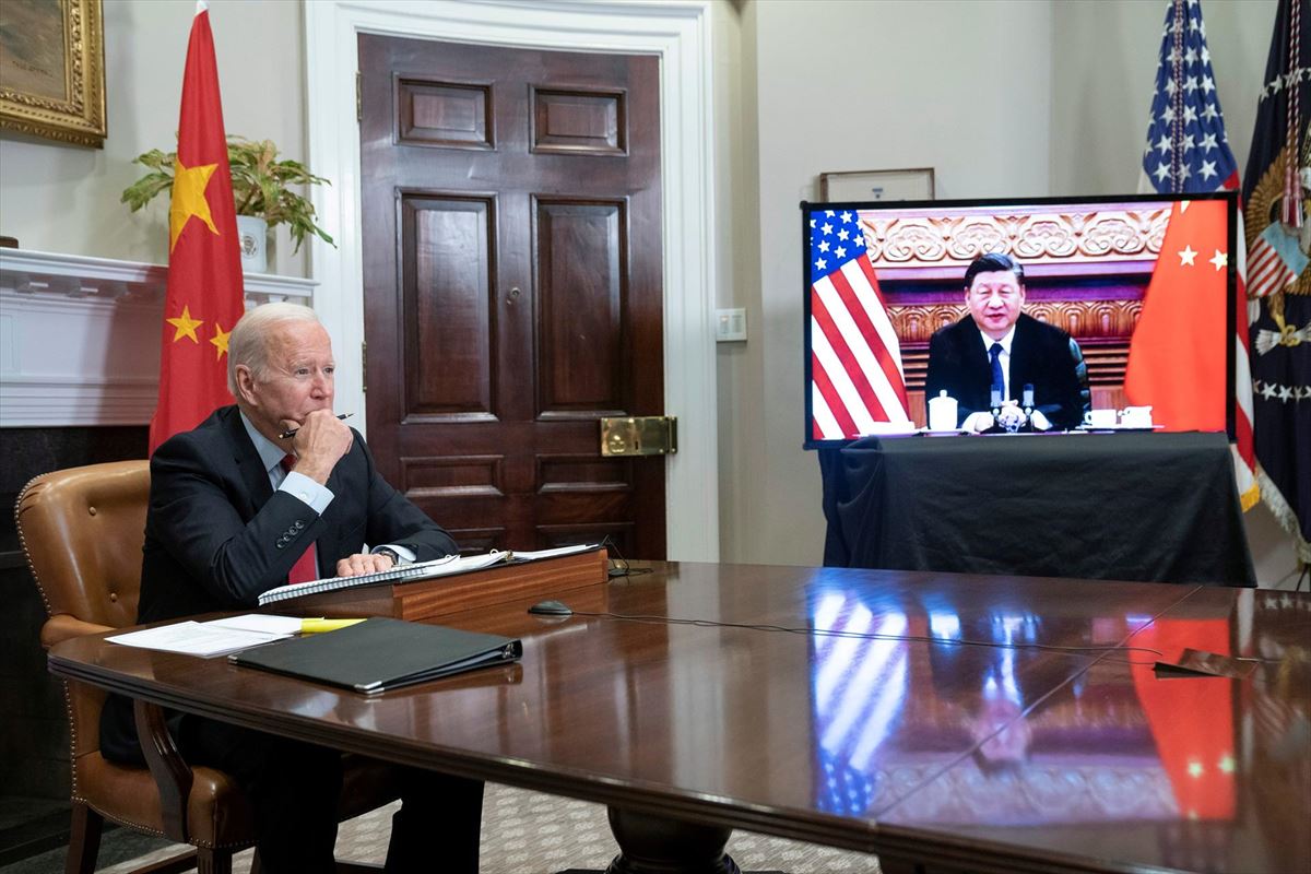 Reunión telemática entre Joe Biden y Xi Jinping. Foto: EFE