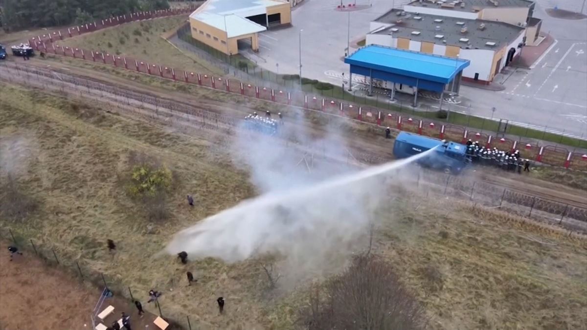 Poloniak ur kanoiak eta gas negar-eragileak erabili ditu migratzaileen aurka Bielorrusiako mugan