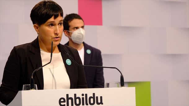 Oleaga, con Otxandiano, durante la rueda de prensa. 