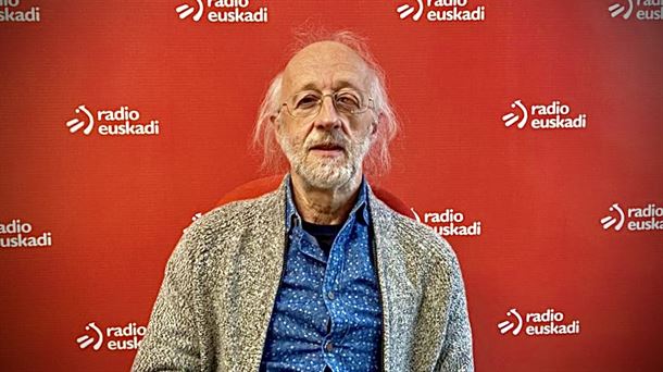 Pello Lizarralde, en los estudio de Radio Euskadi en Iruñea
