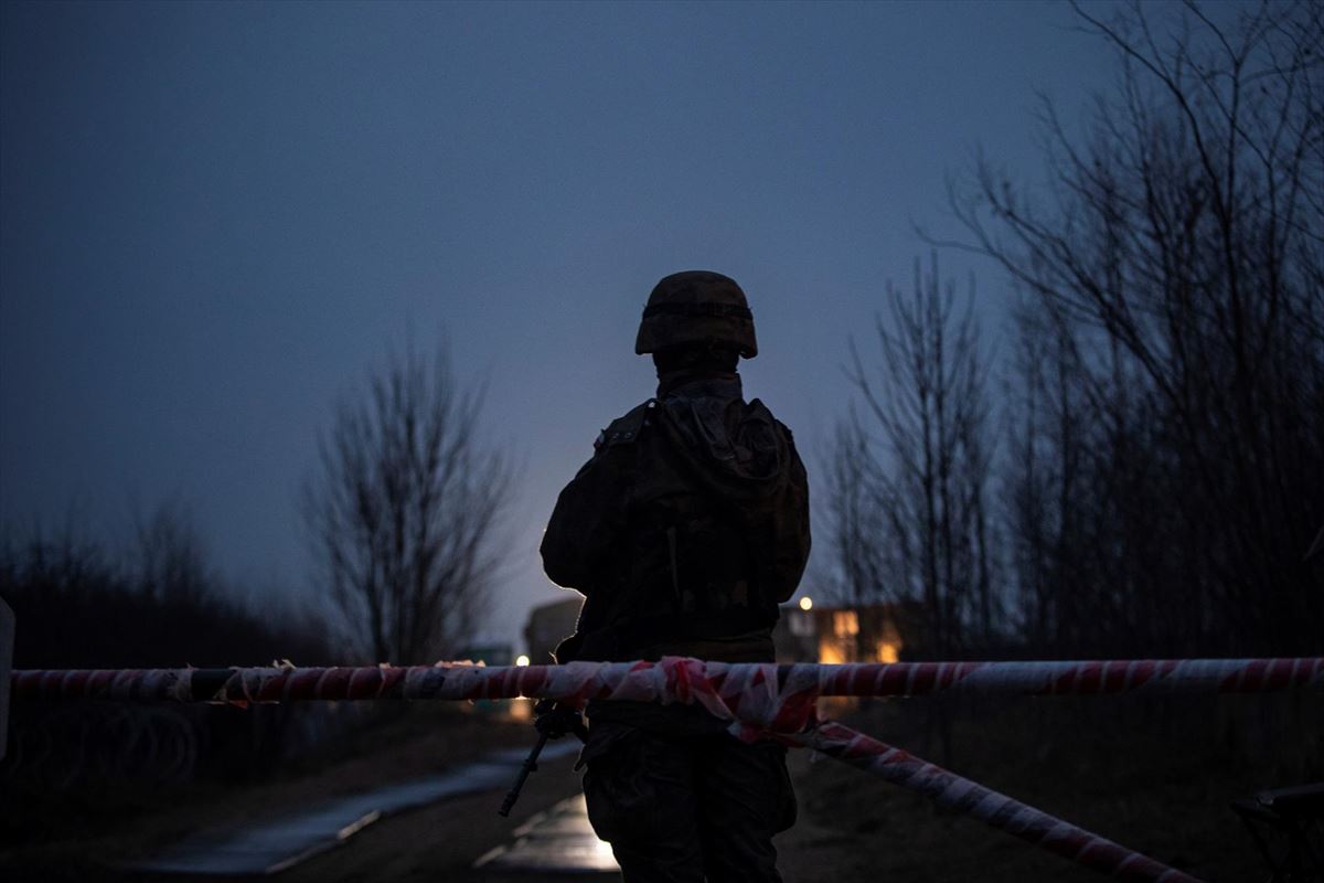 Un soldado polaco vigila la frontera entre Polonia y Bielorrusia. Foto: EFE