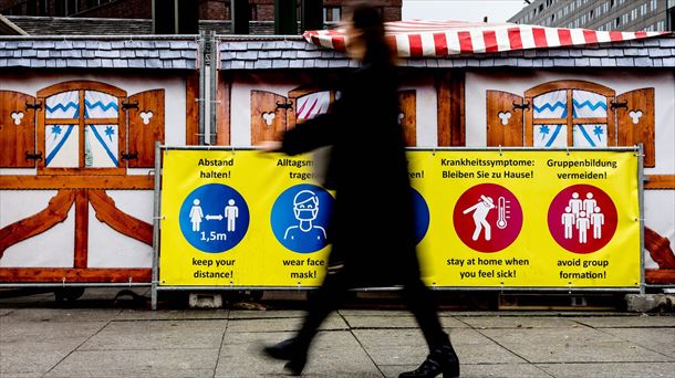 Un cartel informa de medidas de prevención contra la covid-19 en Berlin, Alemania. EFE