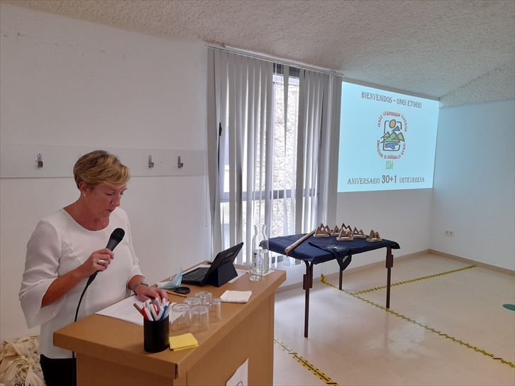 Marisol Bedia, miembro de la junta de la ADR Izki presentó el acto