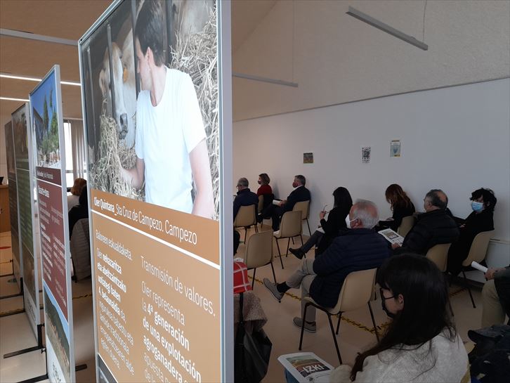 Vecinos y vecinas, así como agentes de Montaña Alavesa, llenaron el espacio multiusus de Bernedo
