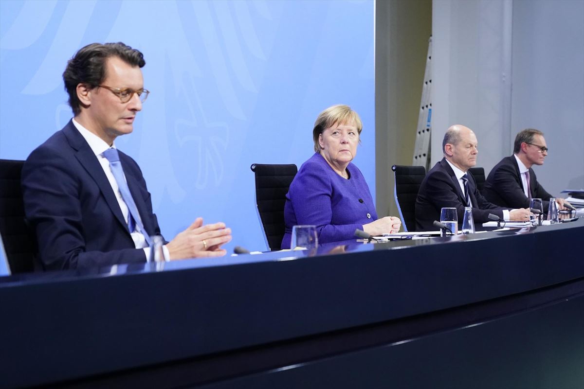 La canciller saliente, Angela Merkel, junto a su probable sucesor, el socialdemocrata Olaf Scholz. Foto: EFE