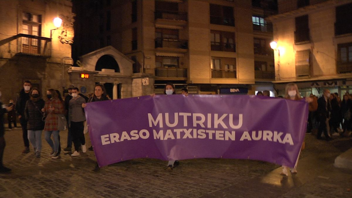 Manifestación contra la agresión machista en Mutriku