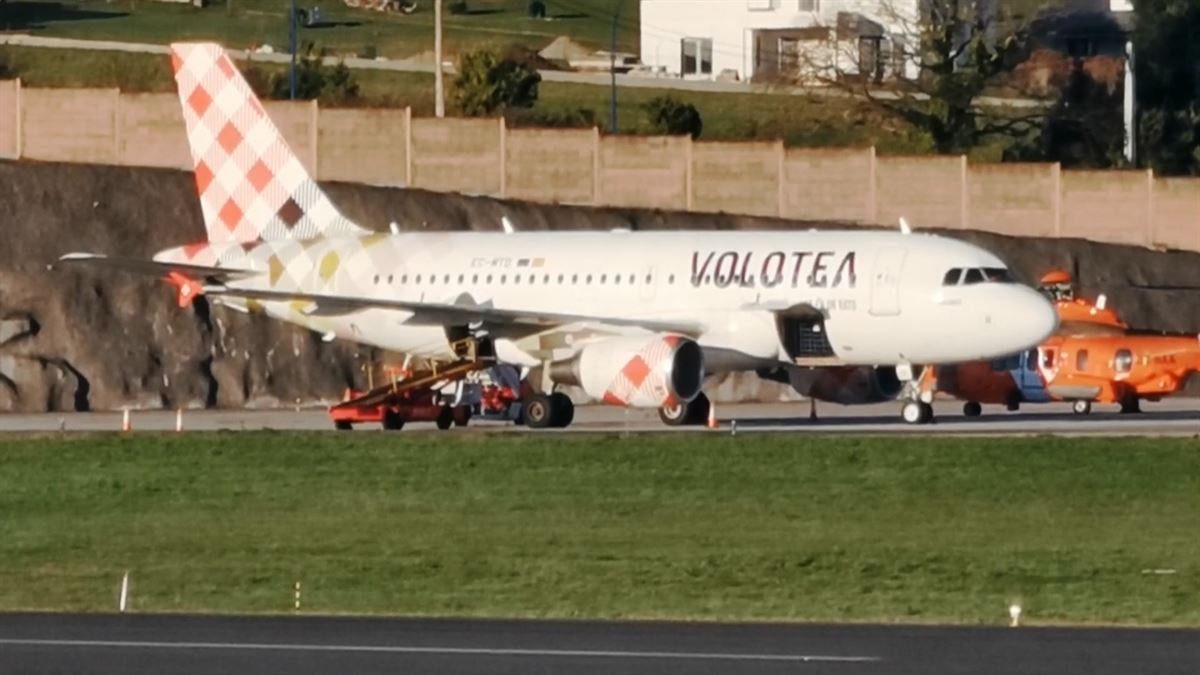 El avión de Volotea que ha aterrizado de emergencia en el aeropuerto de A Coruña