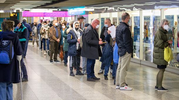 Jende-ilarak Frankfurteko txertaketa-gune batean, Alemanian. EFE