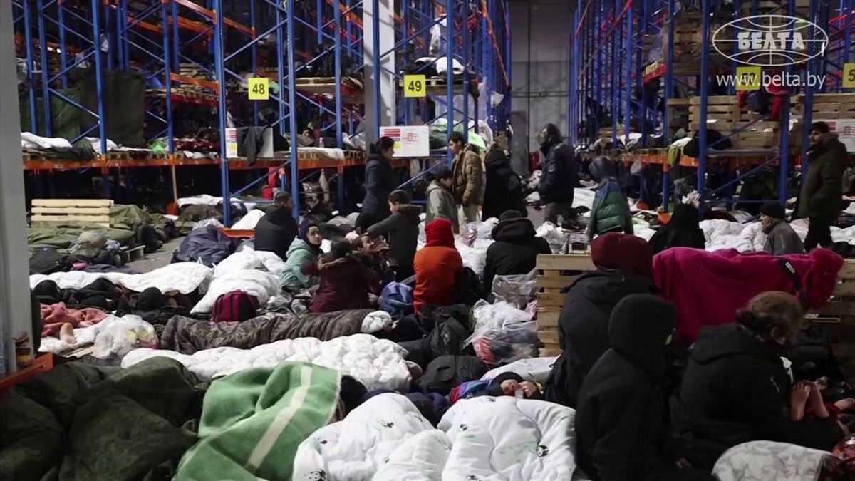 Migrantes duermen en un almacén de Grodno.