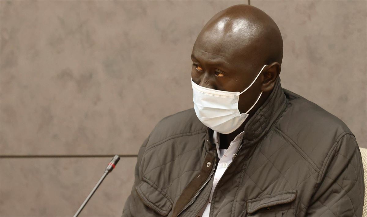 Bara N., acusado de asesinar a Maguette Mbeugou, durante el juicio. Foto: Efe
