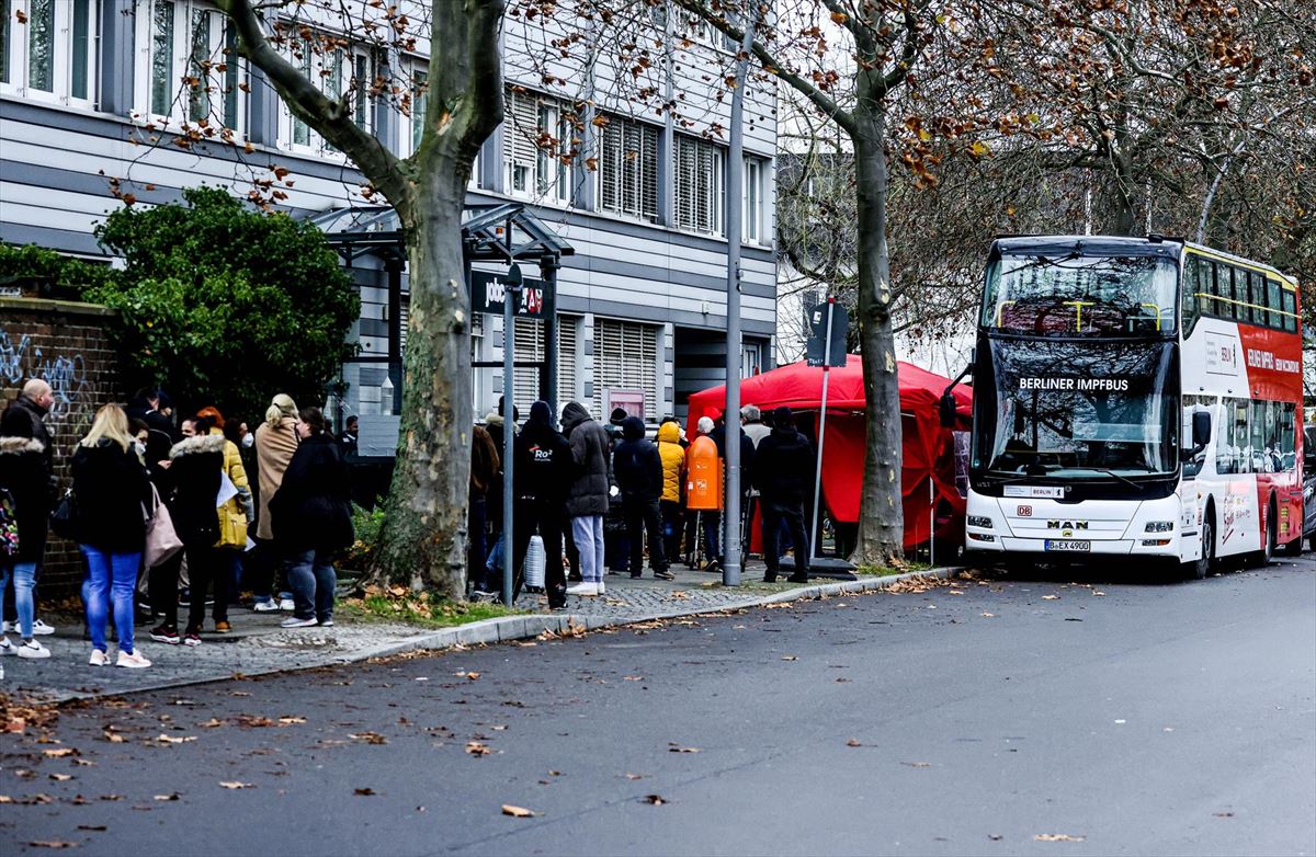 Colas frente a un autobús de vacunación en Berlín (Alemania). Foto: EFE