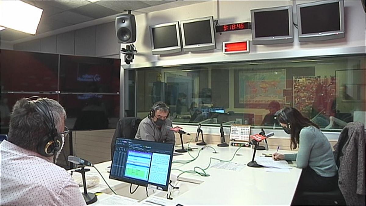Leixuri Arrizabalaga (EAJ) eta Mikel Otero (EH Bildu), Radio Euskadin. Argazkia: EITB Media. 