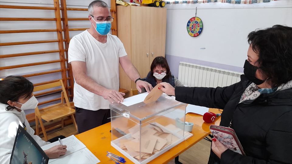 Esther, vecina de Salinillas de Buradón, vota en la Mesa Electoral