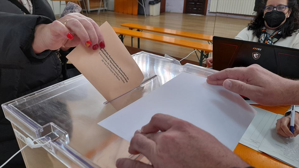 Ejerciendo el derecho a voto en una de las 333 urnas electorales repartidas por todo el territorio alavés