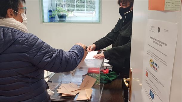 Vecinas votando en la Mesa Electoral del concejo de Izarra (Urkabustaiz)