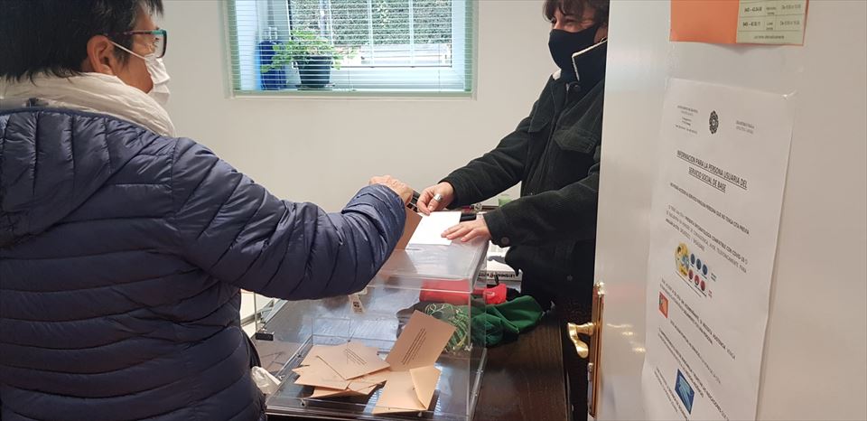 Vecinas votando en la Mesa Electoral del concejo de Izarra (Urkabustaiz)