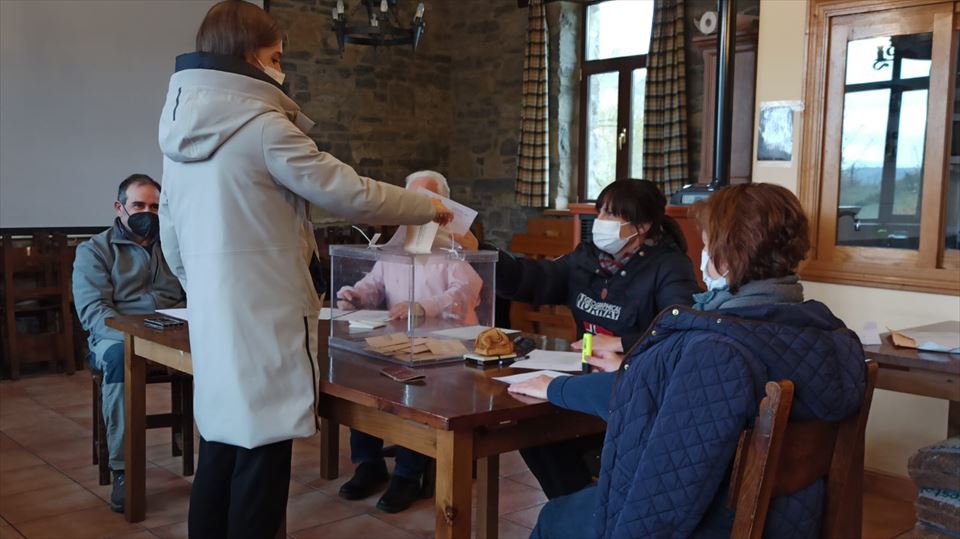 Joven votando en la Mesa Electoral del concejo de Gebara (Barrundia)