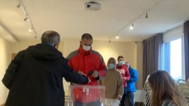 Vecino de Argomaniz (Elburgo) votando