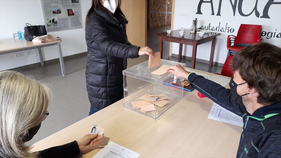 Vecinas votando en la Mesa Electoral del concejo de Añua (Elburgo)