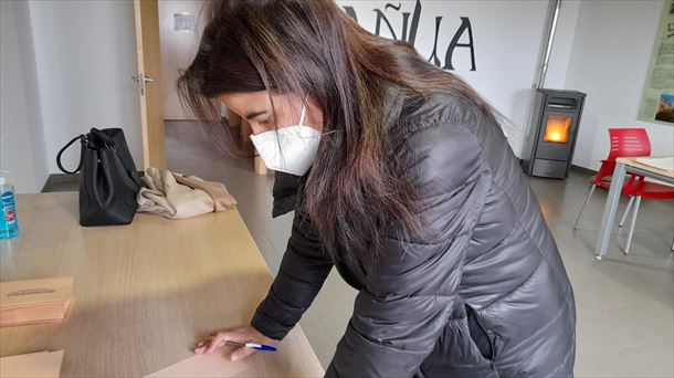 En el concejo de Añua se eligen 3 cargos por los que los electores escriben en la papeleta dos nombres