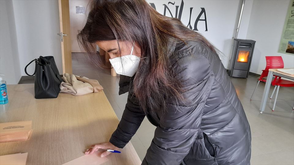 En el concejo de Añua se eligen 3 cargos por los que los electores escriben en la papeleta dos nombres