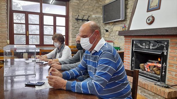 En el concejo de Oreitia (Vitoria-Gasteiz) los miembros de la Mesa Electoral esperaban a los electores al calor del fuego
