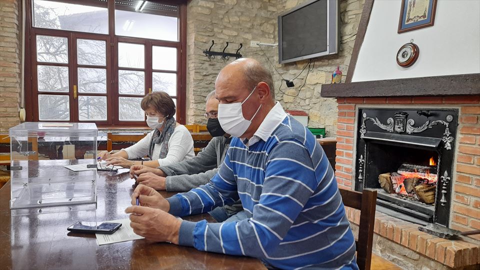 En el concejo de Oreitia (Vitoria-Gasteiz) los miembros de la Mesa Electoral esperaban a los electores al calor del fuego