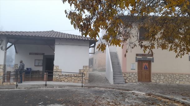 La niebla marca la jornada electoral del 21N en la mayoría de Álava. En imagen la Sala del Concejo de Oreitia