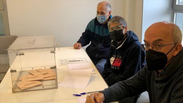 Miembros y vecinos de la Mesa Electoral de Gamarra Mayor (Vitoria-Gasteiz)