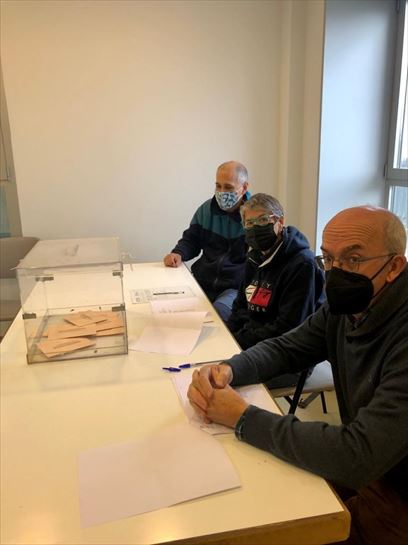 Miembros y vecinos de la Mesa Electoral de Gamarra Mayor (Vitoria-Gasteiz)