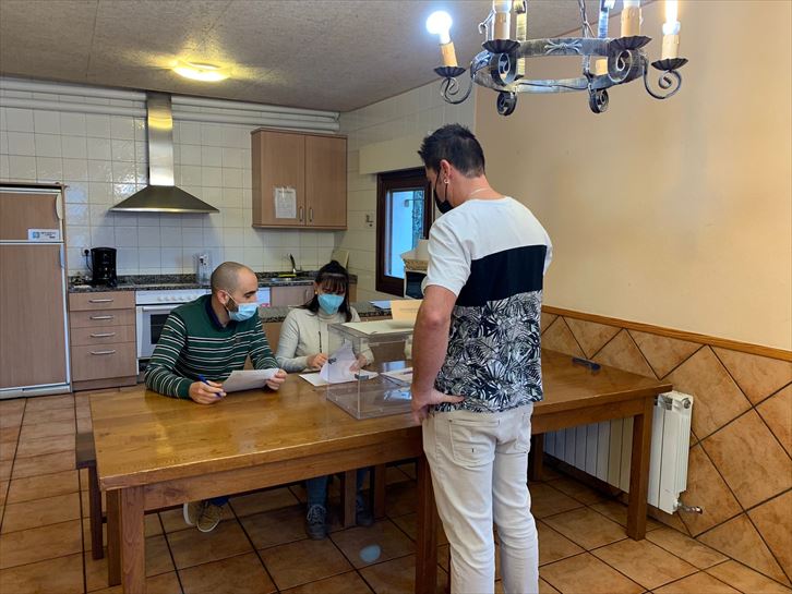 Joven votando en el concejo de Betoño (Vitoria-Gasteiz)