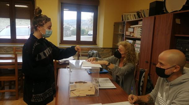 Joven votando en el concejo de Otazu (Vitoria-Gasteiz)