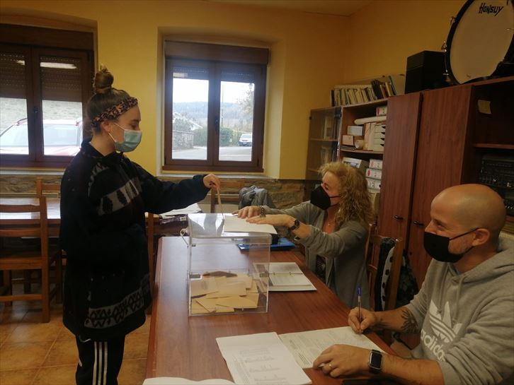 Joven votando en el concejo de Otazu (Vitoria-Gasteiz)
