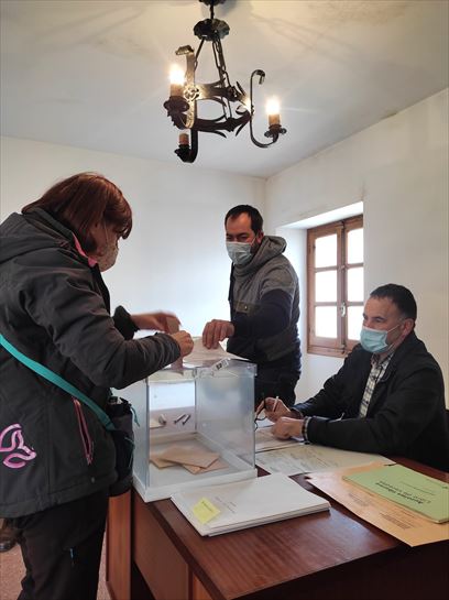 Vecinos del concejo de Quintana (Bernedo) votando