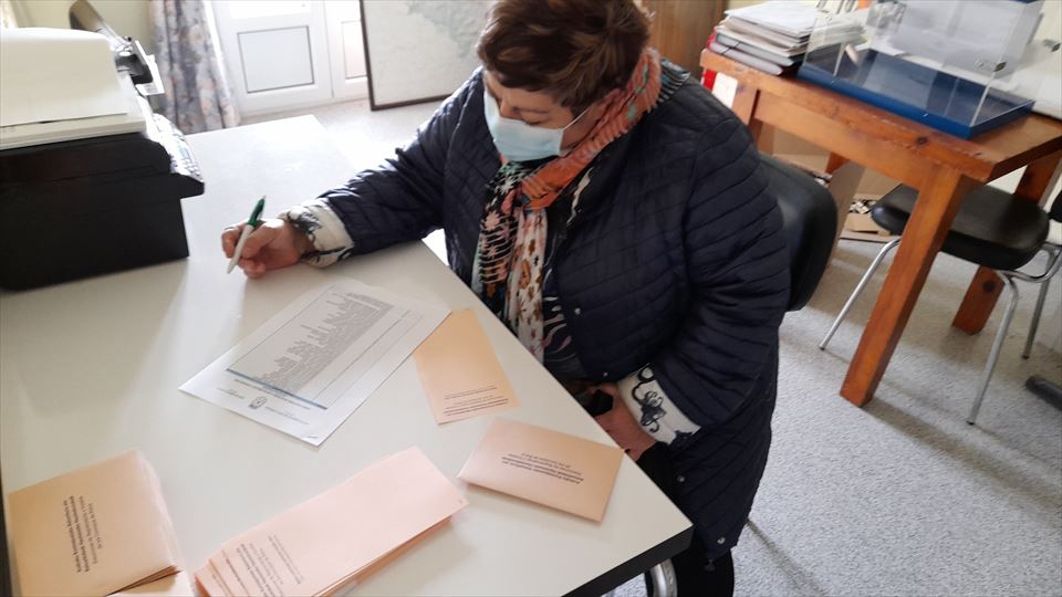 Vecina del concejo de Payueta-Pagoeta decidiendo cuáles son los dos candidatos a los que da su voto