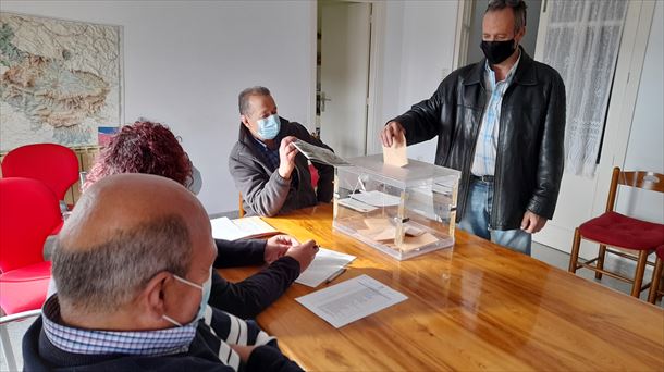 Vecino votando en el concejo de Payueta-Pagoeta (Peñacerrada-Urizaharra)