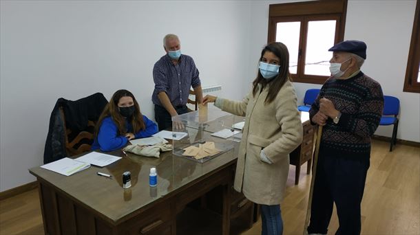 Vecinos del concejo de Oteo (Campezo-Kanpezu) votando