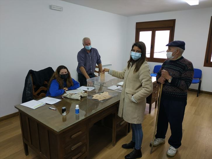 Vecinos del concejo de Oteo (Campezo-Kanpezu) votando