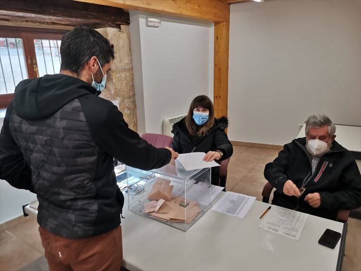 Joven votando en el concejo de Bernedo