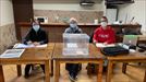 Mari Carmen, Juan e Israel en la Mesa Electoral del concejo de Ollávarre (Iruña de Oca) title=