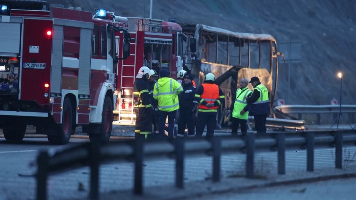 El autobús incendiado en una autopista de Bulgaria 