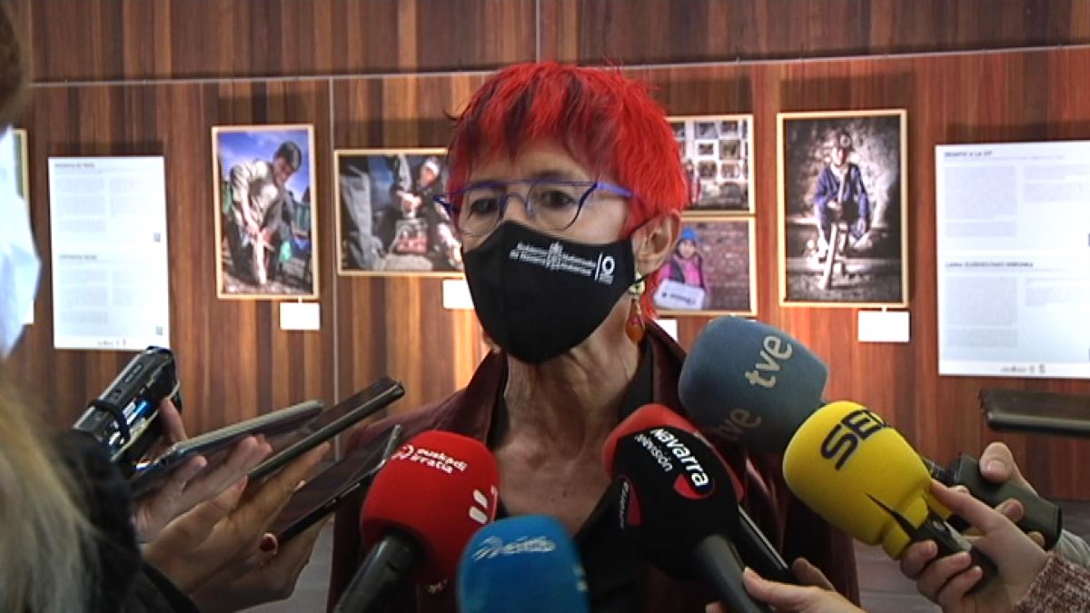 Santos Induráin atiende a los medios. Imagen obtenida de un vídeo de EITB Media.